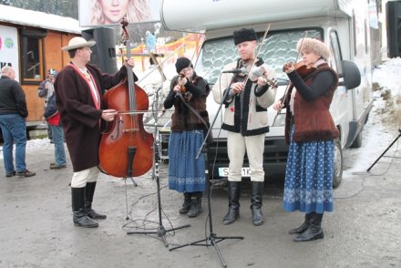 Kapela z Istebnej przygrywa podczas imprezy